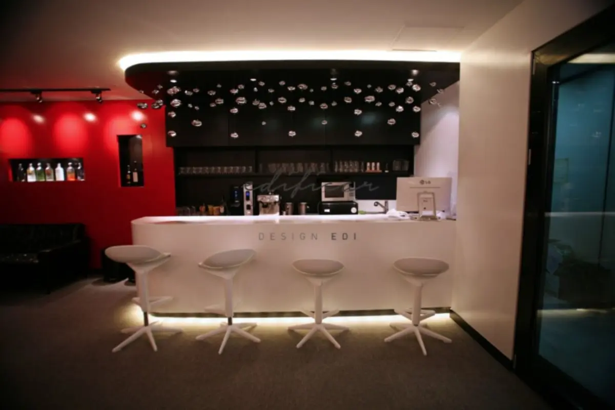 레드 포인트가 돋보이는 모던 피아노 학원 라운지